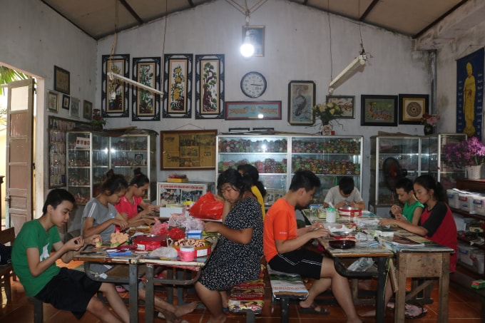 Lượng công viêc của người khuyết tật tại trung tâm từ thiện Quỳnh Hoa giảm đi đáng kể. Ảnh: Bảo Ngân