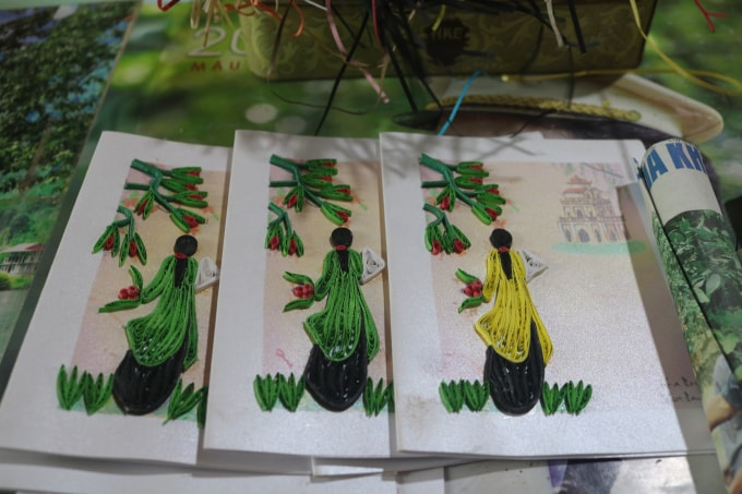 Sản phẩm thiệp giấy tự tay người khuyết tật làm ra. Ảnh: Bảo Ngân