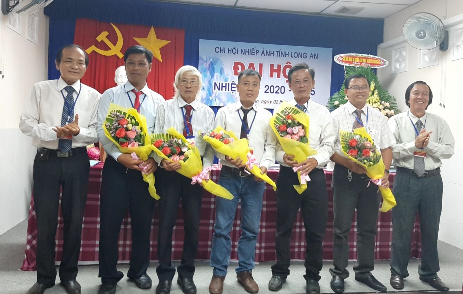 Các thành viên Ban Chấp hành mới ra mắt đại hội( ảnh: baolongan).