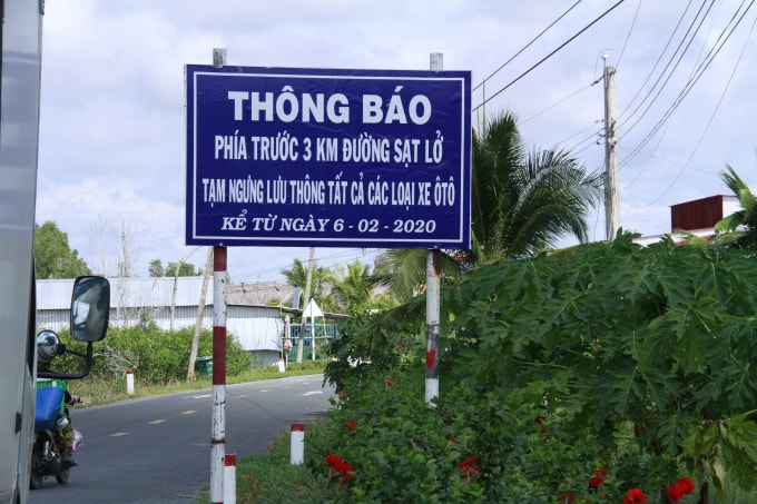 Bảng thông báo tuyến đường sạt lở, tạm ngưng các ô tô lưu thông. Ảnh: TS.