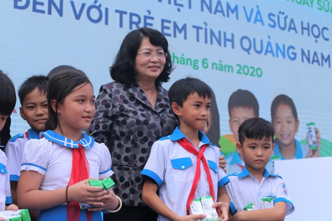 Các em học sinh tỉnh Quảng Nam đón nhận món quà đặc biệt do Phó chủ tịch nước Đặng Thị Ngọc Thịnh nhân ngày tết thiếu nhi