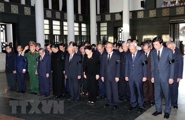 Chủ tịch Quốc hội Nguyễn Thị Kim Ngân dẫn đầu đoàn Ủy ban Thường vụ Quốc hội viếng đồng chí Vũ Mão. Ảnh: TTXVN