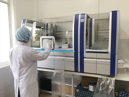 Hệ thống xét nghiệm Realtime PCR tự động được mua giá 7,2 tỷ đồng đang được Chủ tịch UBND tỉnh Quảng Nam yêu cầu thanh tra . Nguồn: Báo Quảng Nam