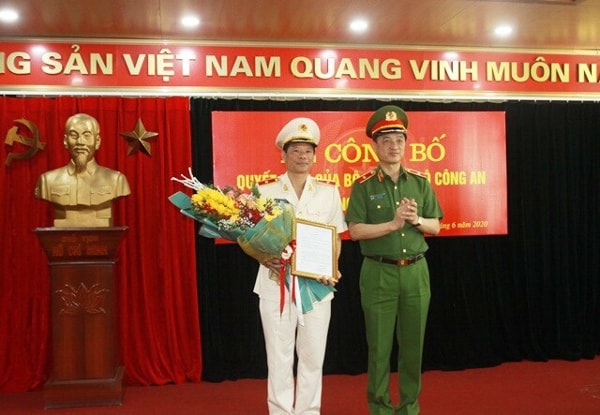 Thứ trưởng Nguyễn Duy Ngọc chúc mừng thiếu tướng Trần Minh Lệ. Ảnh: CAND