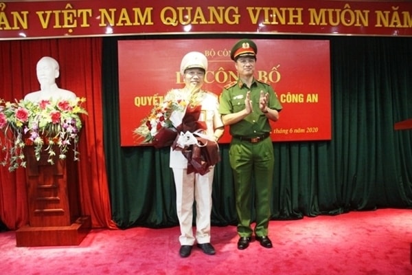 Thiếu tướng Tô Văn Huệ nhận quyết định điều động, bổ nhiệm chức vụ Cục trưởng Cục Cảnh sát QLHC về TTXH