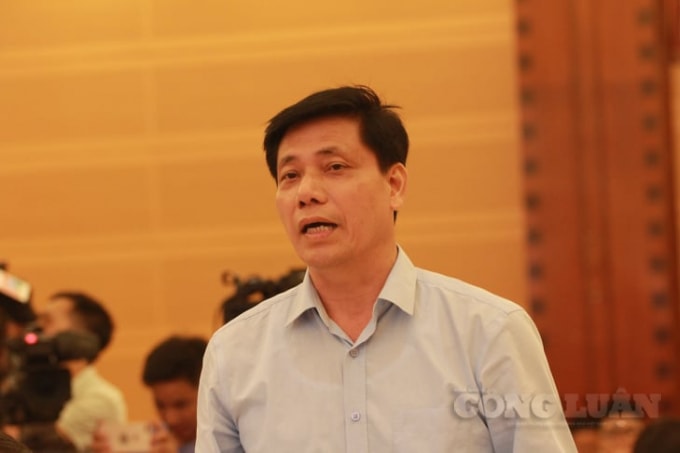 Thứ trưởng Bộ GTVT Nguyễn Ngọc Đông trả lời câu hỏi của phóng viên về thực hiện dự án thu phí tự động không dừng tại cuộc họp báo.