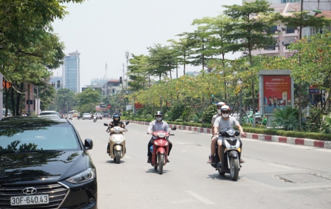 Nhiều địa phương như Hà Nội có những ngày nắng nóng, một số nơi nắng nóng gay gắt.