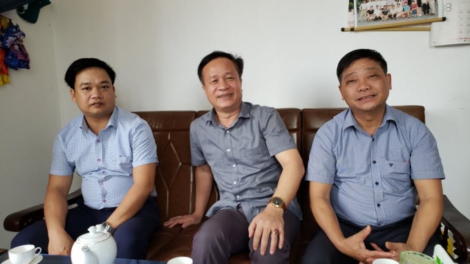 Ông Phạm Tiến Mạnh - Chủ tịch UBND xã Thượng Kiệm (bìa phải) cùng cán bộ bộ phận chuyên môn tại buổi làm việc với PV báo Nhà báo và Công luận.