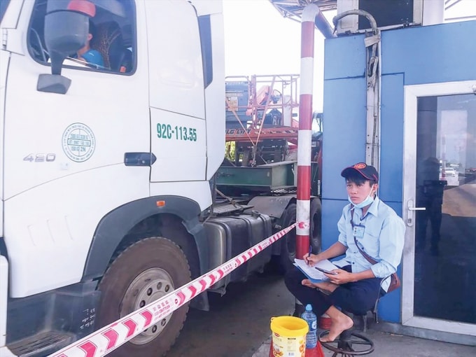 Người dân đếm xe tại BOT Ninh Lộc - tỉnh Khánh Hòa để yêu cầu kiểm soát số lượng xe qua trạm.