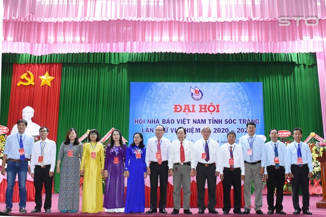 Các đồng chí Ban Chấp hành Hội Nhà báo Việt Nam tỉnh nhiệm kỳ 2020 – 2025 ra mắt đại hội(ảnh: baosoctrang).