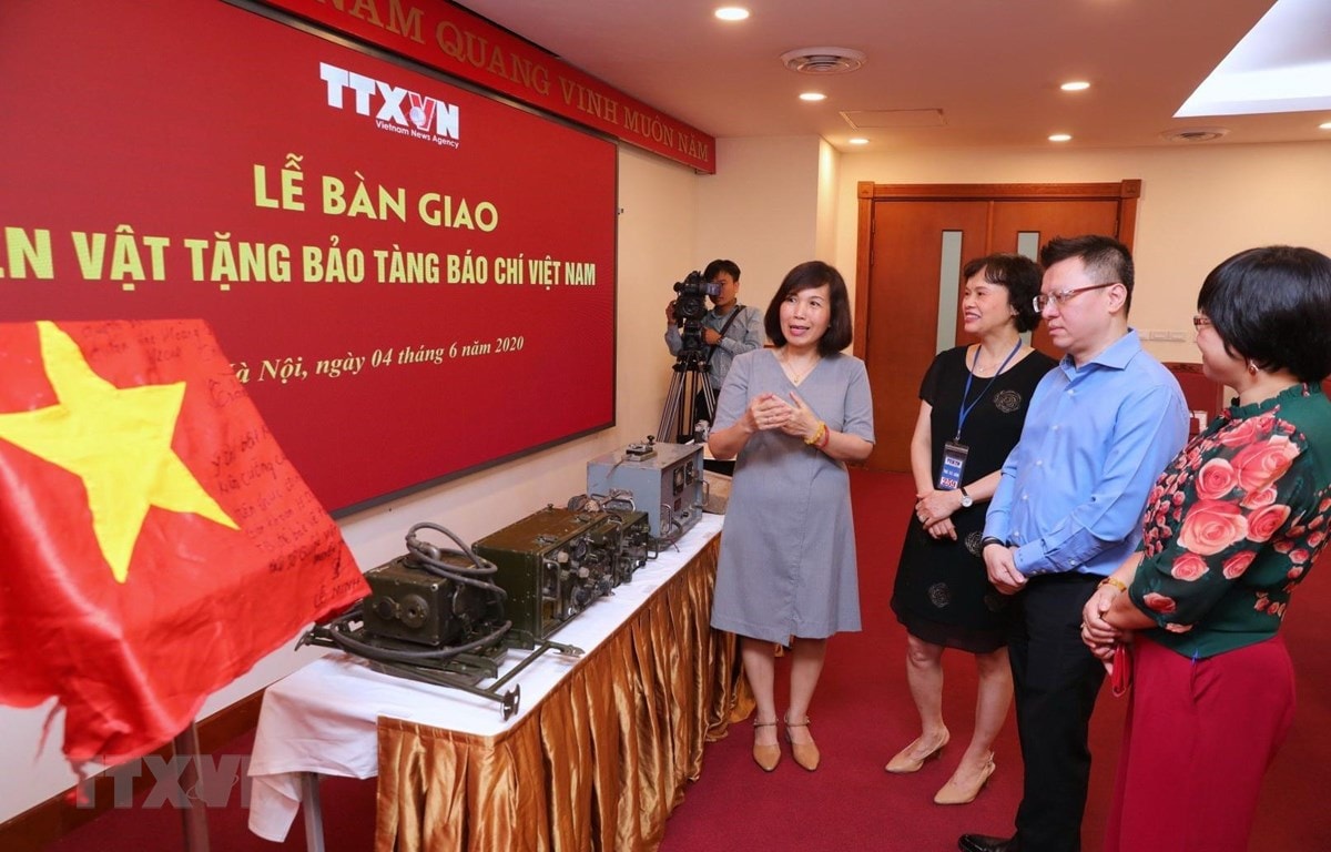 Các đồng chí lãnh đạo tham quan các hiện vật quý về Báo chí Việt Nam( ảnh: TTXVN).