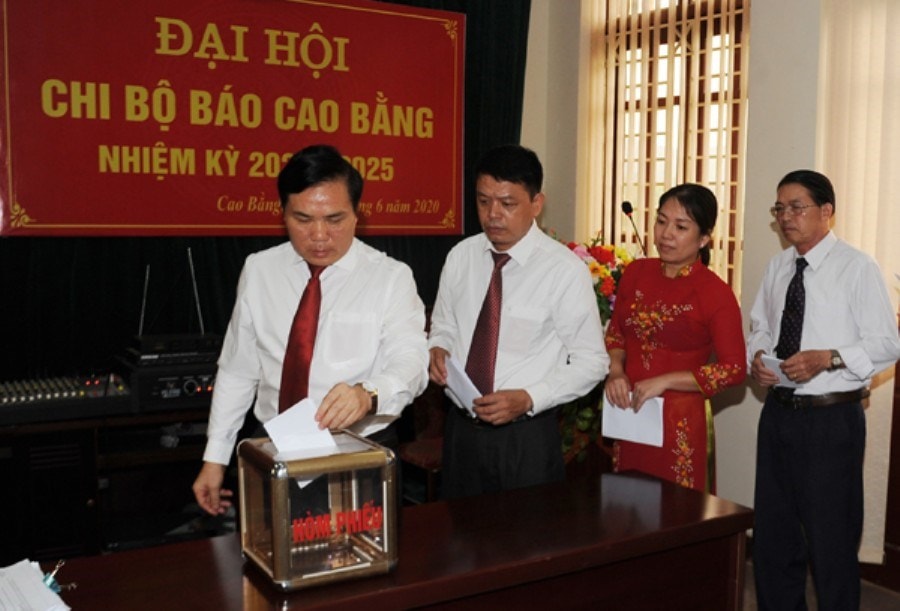 Các đồng chí bầu Ban Chi ủy Chi bộ Báo Cao Bằng nhiệm kỳ 2020 - 2025( ảnh: baocaobang).