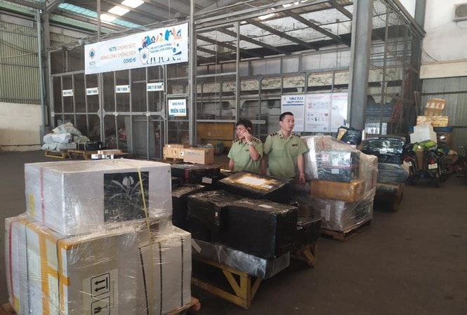 Số hàng hóa không nguồn gốc bị quản lý thị trường thu giữ tại kho hàng ở Nội Bài. Ảnh: Phạm Tuyên