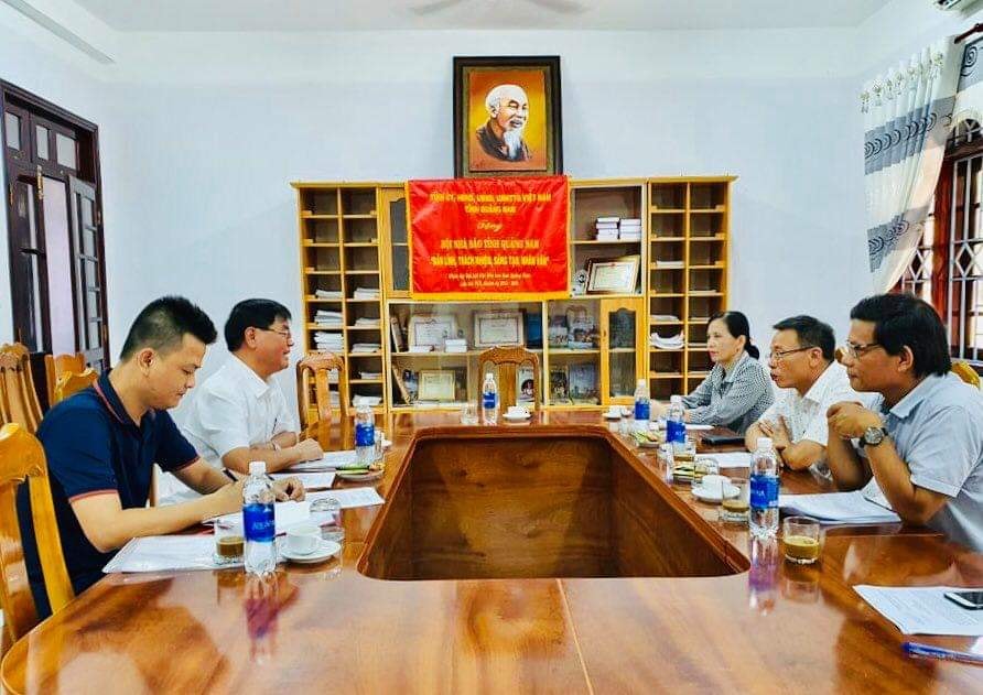 Trưởng ban Kiểm tra Hội Nhà báo Việt Nam Phan Hữu Minh phát biểu tại buổi làm việc.