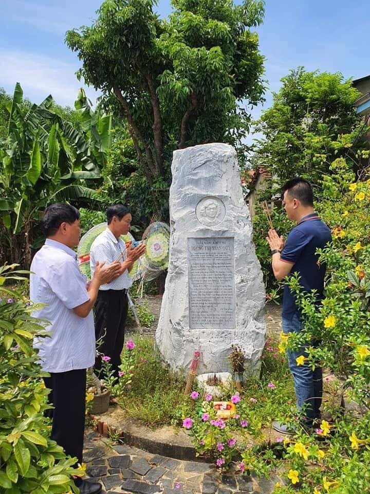 Đoàn công tác của Hội Nhà báo Việt Nam do ông Phan Hữu Minh - Ủy viên Ban Thường vụ, Trưởng Ban kiểm tra làm Trưởng đoàn viếng mộ nhà báo liệt sỹ Dương Thị Xuân Quý tại xã Duy Thành, huyện Duy Xuyên.