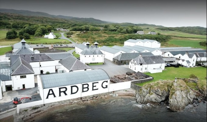 Nhà máy chưng cất rượu nổi tiếng Ardbeg. Ảnh: Google