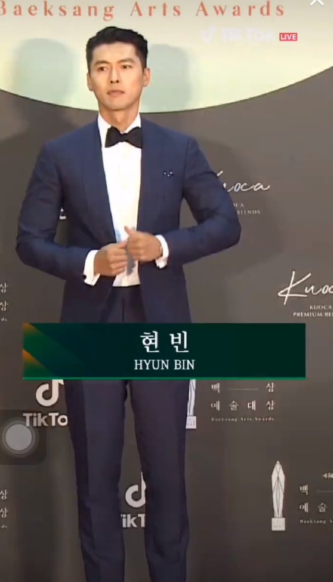 Hyun Bin lại trông như một... chú rể với bộ vest lịch lãm.