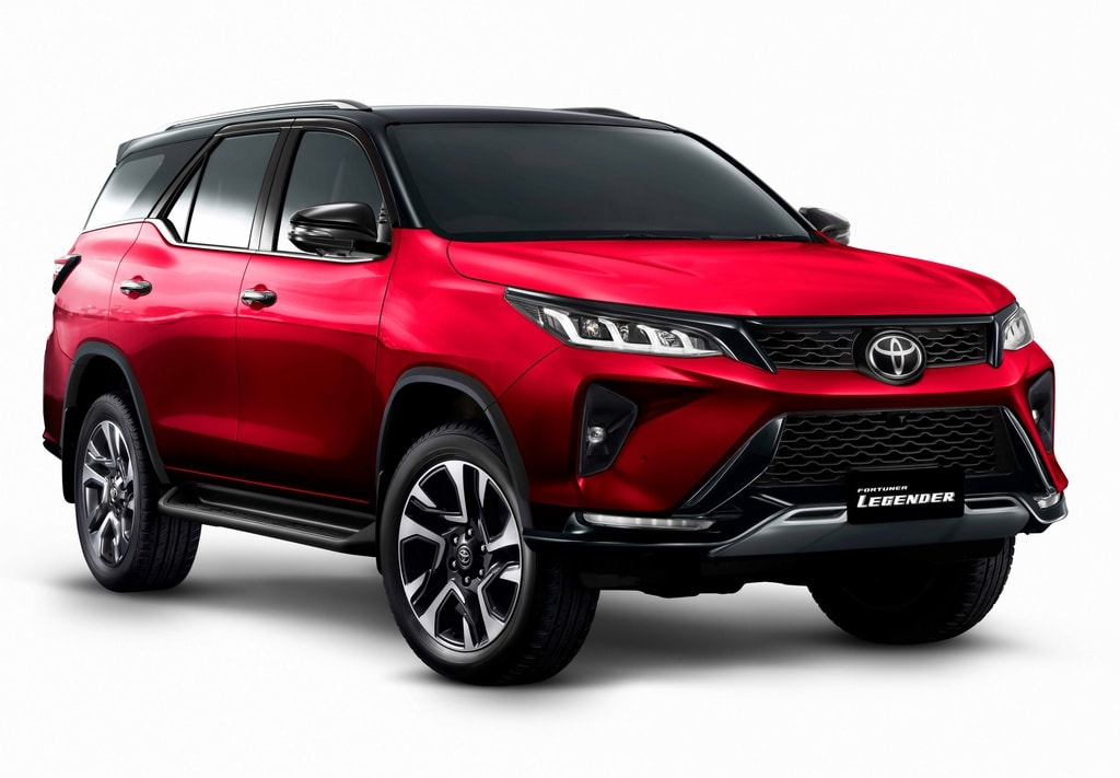 Fortuner Legender có dáng hầm hố hơn.