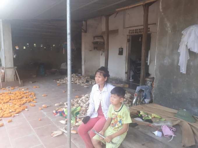 Bà Nguyễn Thị Xuân, ở thôn Đồng Lừ, xã Vĩnh Thịnh chồng mất khi đang mang thai, có một người con khuyết tật nhưng vẫn chưa có tên trong danh sách hộ nghèo, cận nghèo của xã