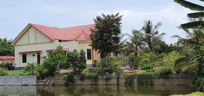 Nhà ông Mai Đình Phương, ở thôn 5, xã Vĩnh Thịnh, có con trai là Mai Xuân Hồng đang đi xuất khẩu lao động tại Hàn Quốc có tên trong danh sách hộ cận nghèo năm 2020