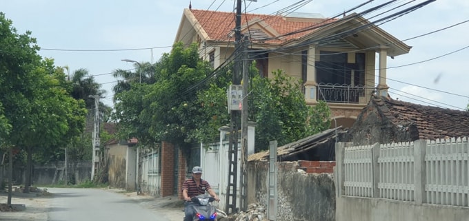 Hộ gia đình bà Đinh Thị Hoà, ở thôn 7 với căn nhà 2 tầng khang trang (có con gái đi Nhật) cũng thuộc diện hộ cận nghèo của xã Vĩnh Thịnh