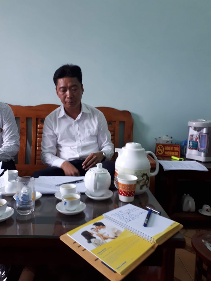 ông Trần Quốc Tuấn, Trưởng phòng Tài nguyên và Môi trường huyện Yên Lập trong buổi làm việc với phóng viên