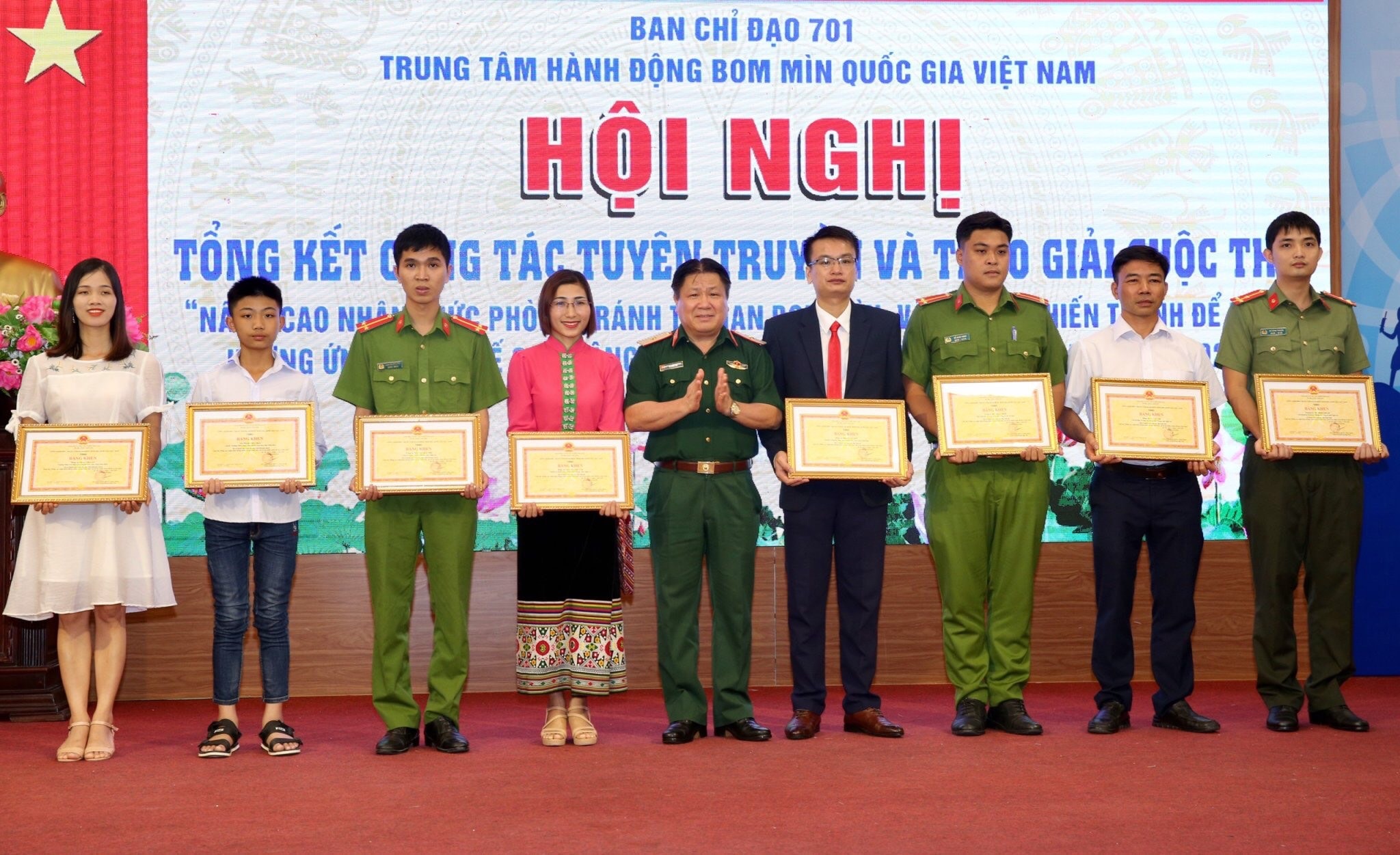 Thiếu tướng Lê Xuân Cát, Chính ủy Binh chủng Công binh trao bằng khen cho các cá nhân đạt giải.