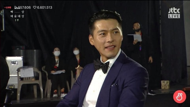 Hyun Bin liên tục nhìn sang phía