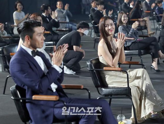Son Ye Jin bị bắt gặp nhìn Hyun Bin say đắm và ngọt ngào.
