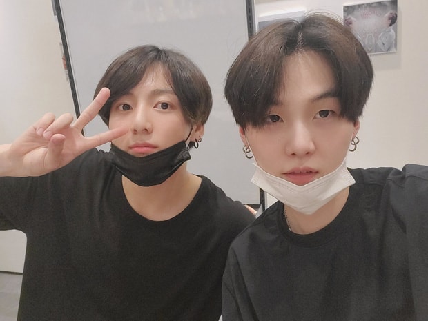 Jungkook nói lời xin lỗi người hâm mộ trong buổi livetream của Suga.
