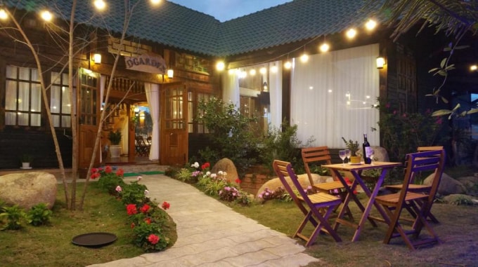 Thay vì resort, bạn có thể chọn lựa các khách sạn, nhà nghỉ, homestay với giá rẻ hơn. Ảnh: TL
