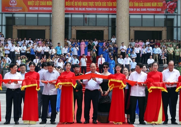 Thủ tướng Nguyễn Xuân Phúc cắt băng tại lễ xuất hành đoàn xe vải thiều Bắc Giang tiêu thụ ở thị trường trong và ngoài nước. Ảnh: VGP