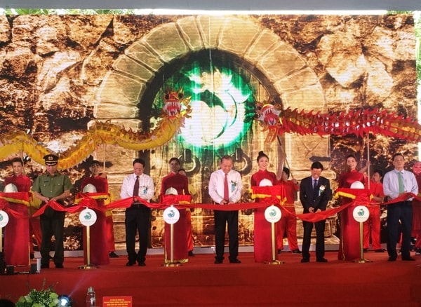 Phó Thủ tướng Thường trực Chính phủ Trương Hòa Bình dự lễ khai trương bãi biển nhân tạo Dragon tại Tổ hợp du lịch Quốc tế Đồi Rồng. Ảnh: VGP