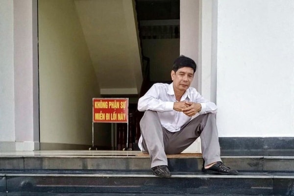 Ông Phước ngồi tại sân tòa trước lúc tuyên án sáng 29/5. Ảnh: Luật sư cung cấp