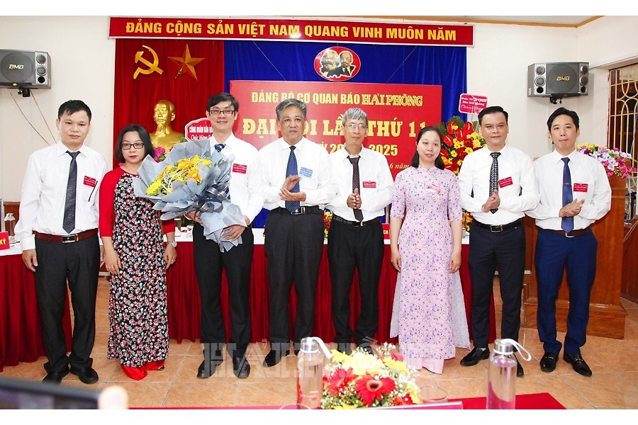 Các thành viên Ban Chấp hành Đảng bộ Báo Hải Phòng nhiệm kỳ 2020-2025 nhận hoa chúc mừng từ các đồng chí lãnh đạo. Ảnh: baohaiphong.