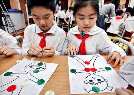 Nhiều chuyên gia khuyến cáo nên dạy cho trẻ từ sớm các vấn đề về giới tính. Ảnh minh họa