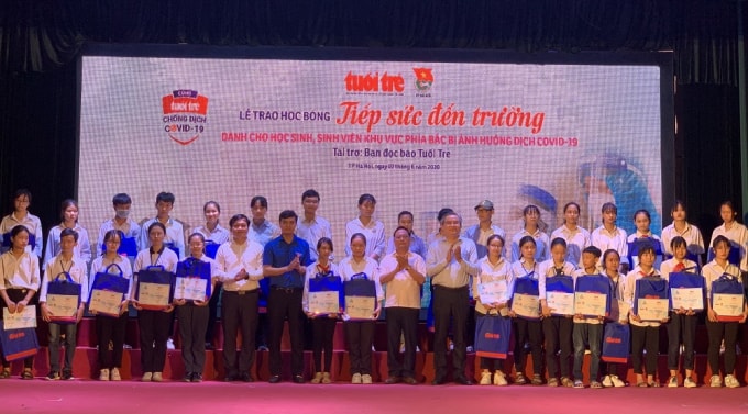 Có 200 học sinh, sinh viên nghèo bị ảnh hưởng dịch Covid-19 được trao học bổng tiếp sức đến trường (ảnh Trinh Phúc).