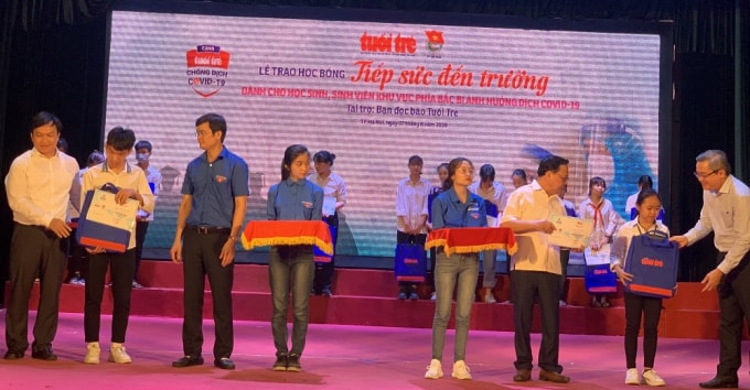 Mỗi món quà là nguồn động viên lớn với học sinh, sinh viên còn rất khó khăn (ảnh Trinh Phúc).