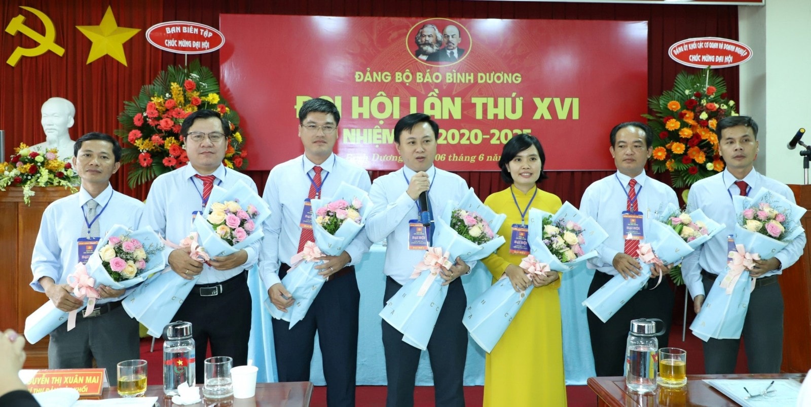 Ban chấp hành Đảng bộ Báo Bình Dương nhiệm kỳ 2020-2025 ra mắt đại hội. Ảnh Quốc Chiến