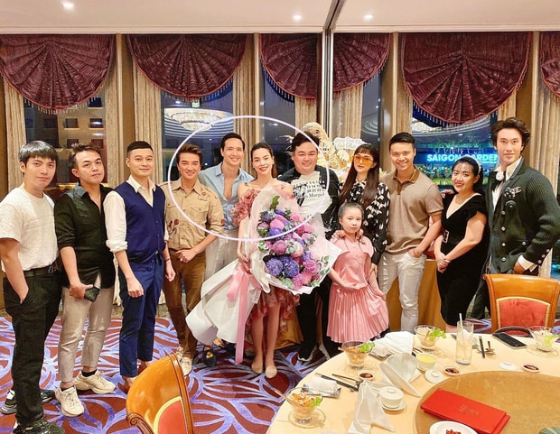 Hồ Ngọc Hà vẫn thường xuyên chia sẻ hình ảnh của mình lên mạng xã hội, nhưng những bức ảnh đều được cô khéo léo che đi phần bụng.
