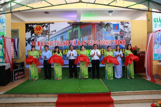 Các đại biểu cắt băng khánh thành trường Mầm non Hành Tín Đông.
