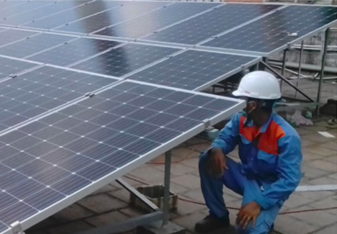 Thi công điện mặt trời áp mái tại khu vực phía Nam.
