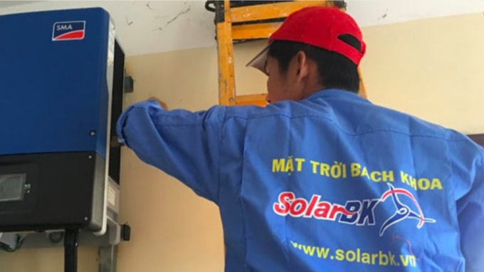 Công nhân SolarBK lắp đặt thiết bị trong hệ thống điện mặt trời áp mái.