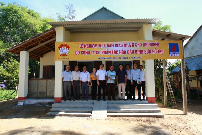Bàn giao nhà đại đoàn kết cho gia đình ông Trần Văn Hoàng.