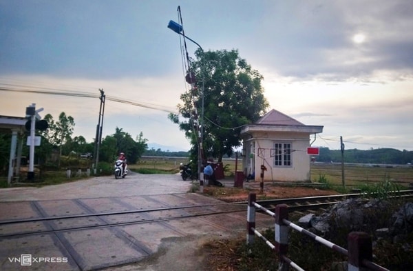 Trạm đường sắt ở xã Bình Nguyên, huyện Bình Sơn, nơi Triệu Quân Sự cướp điện thoại trên đường vượt ngục lần 2. Ảnh: VNE