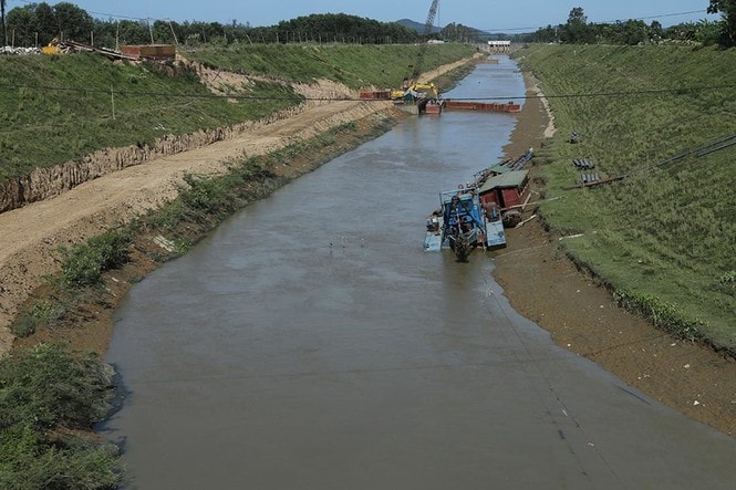 Vỡ đập khiến nguồn nước chảy về sông Đào bị giảm hơn 1m, làm 7.800 hộ dân bị mất nước sinh hoạt. Ảnh: T.H