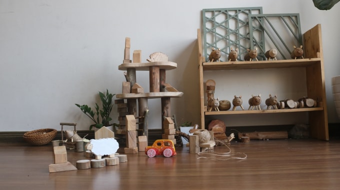 Gắn bó với nghề mộc cuộc sống của Hảo đã thay đổi rất nhiều. Ảnh: Bảo Ngân