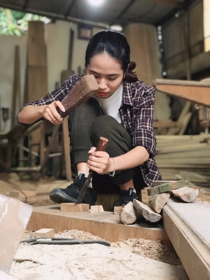 Cô gái trẻ Nguyễn Hảo có xưởng mộc tại làng Thọ An- xã Liên Hà (Đan Phượng, Hà Nội). Ảnh: Bảo Ngân