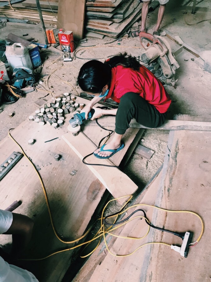 Mới đầu bước vào nghề Hảo gặp rất nhiều những khó khăn như tay nhỏ, sức yếu khi cắt ghép những đồ vật lớn. Ảnh: Bảo Ngân