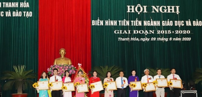 Đồng chí Phó Chủ tịch Thường trực HĐND tỉnh Phạm Thanh Sơn trao Bằng khen của Chủ tịch UBND tỉnh Thanh Hóa cho các tập thể, cá nhân điển hình tiên tiến ngành giáo dục và đào tạo giai đoạn 2015-2020